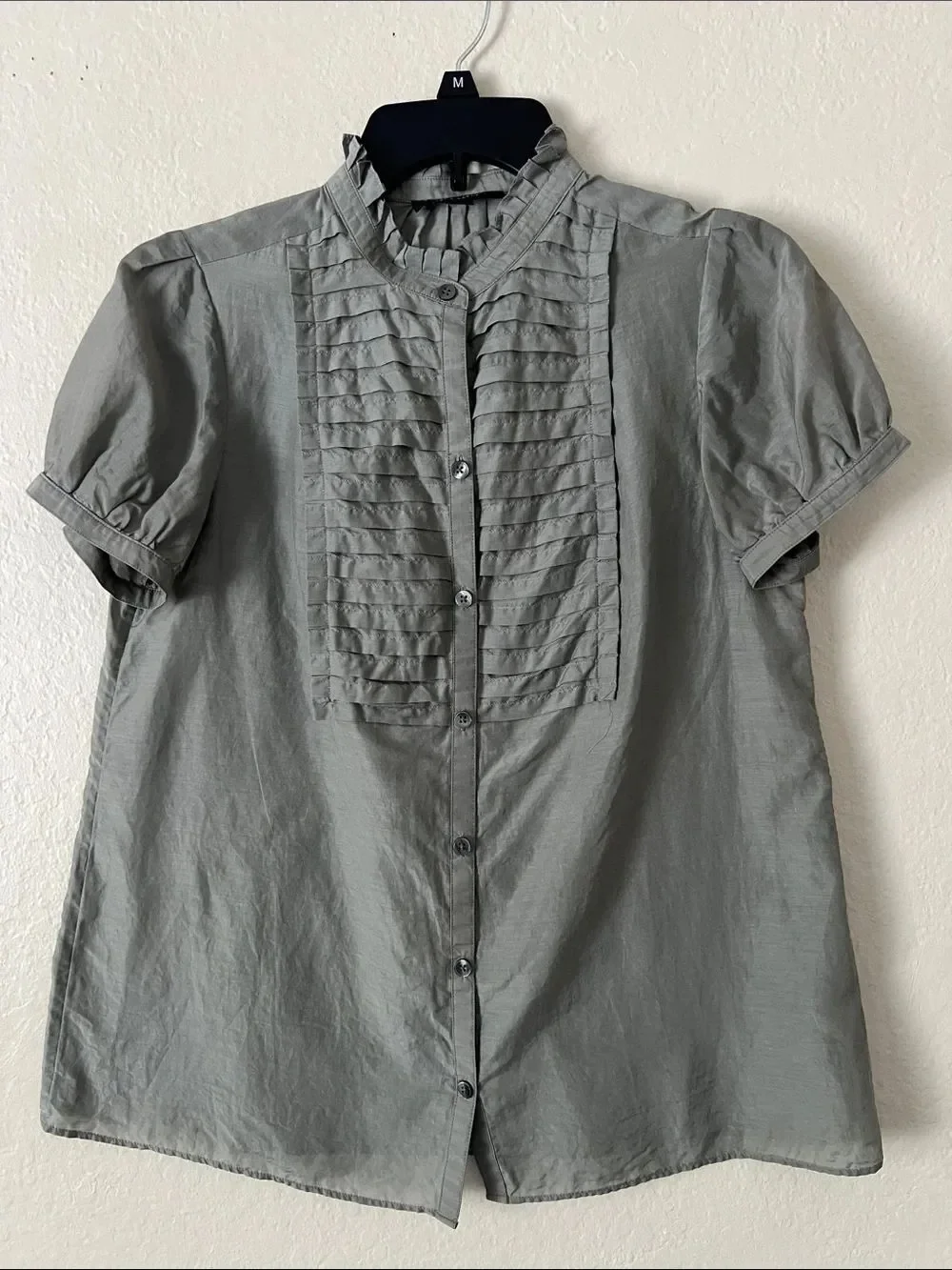EUC BANANA REPUBLIC Cotton/Silk Blend Ruffled Front Short Sleeve Blouse Gray M